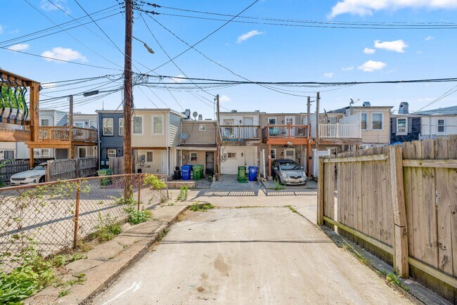 Building Photo - 121 N Patterson Park Ave