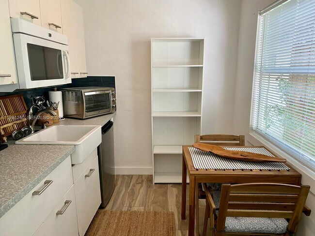 Building Photo - 1121 NE 1st Ave.