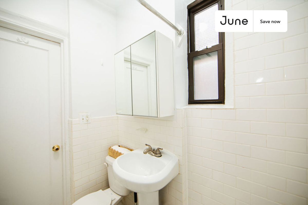 Building Photo - 715 E 5th St