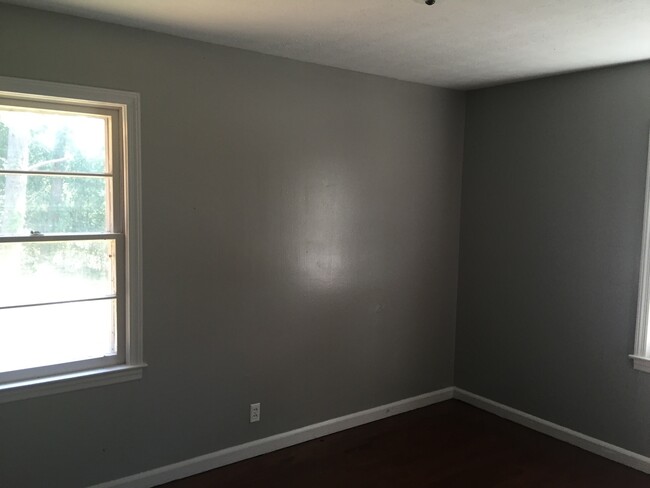 Building Photo - **ON HOLD***East Columbus 3 Bedroom / 1 Ba...