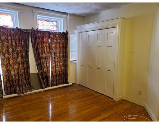 Building Photo - 27 Temple St