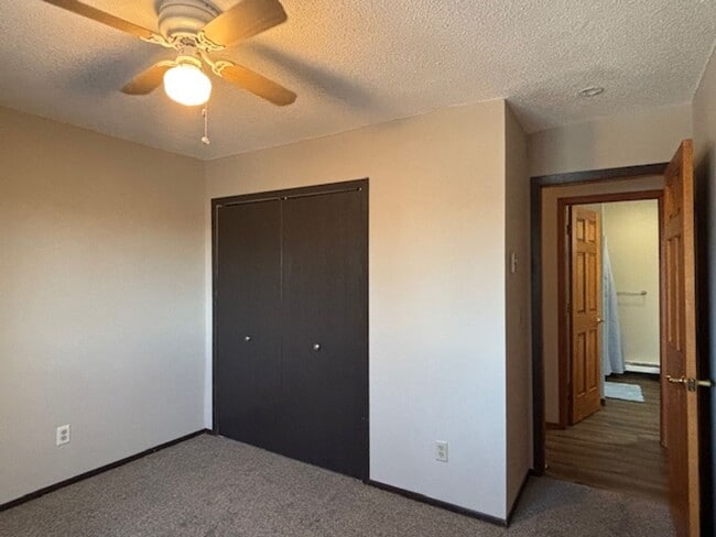Building Photo - Awesome 2 BR/1.5 BA Townhome in St. Paul!