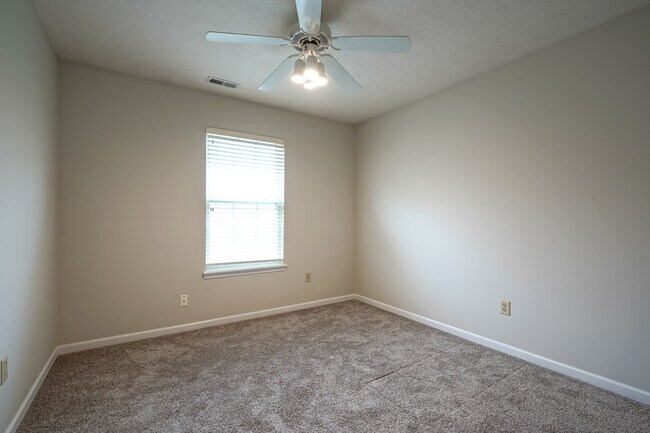 Building Photo - 14931 Silver Thorne Way