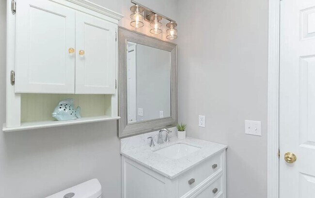 Building Photo - 3 Bedroom 3 Bathroom Condo in Yacht Cove