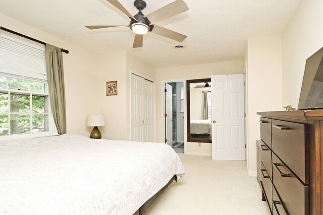 Building Photo - Beautiful Greenbrier Heights Home With Fen...