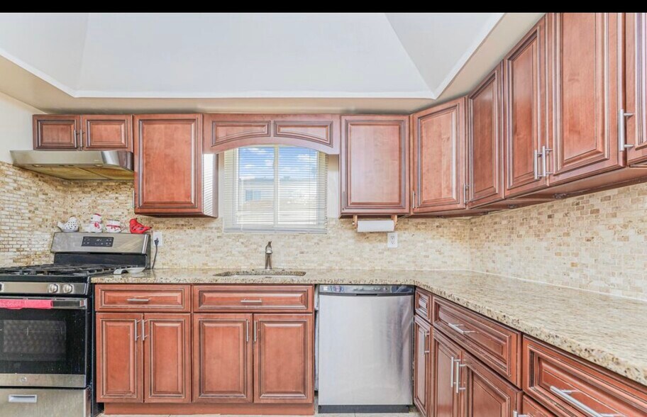 Building Photo - 31 Greentree Ln