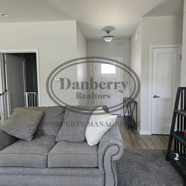 Building Photo - 6625 Wesley Dr