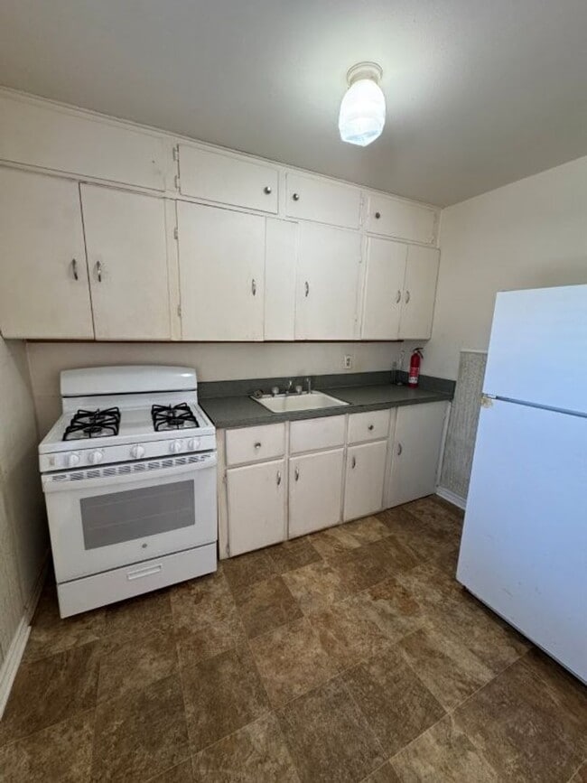 Building Photo - 2 bed, one bath in Norman with carport!
