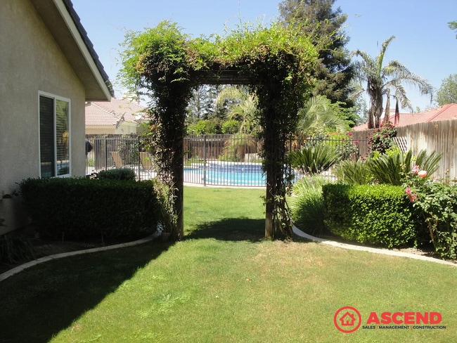 Building Photo - Spacious 4 Bed / 2 Bath Home in HOA Community with Gardening Included