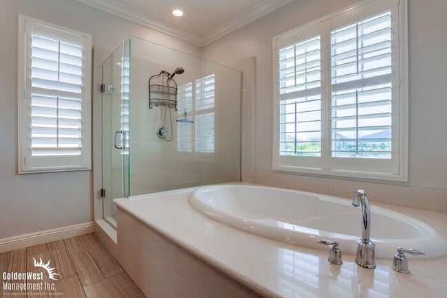 Building Photo - Beautiful 5Bdm 2.5Ba Home with Mountain Vi...