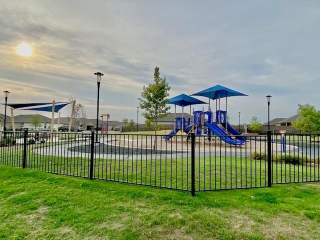 Building Photo - 332 St Thomas St