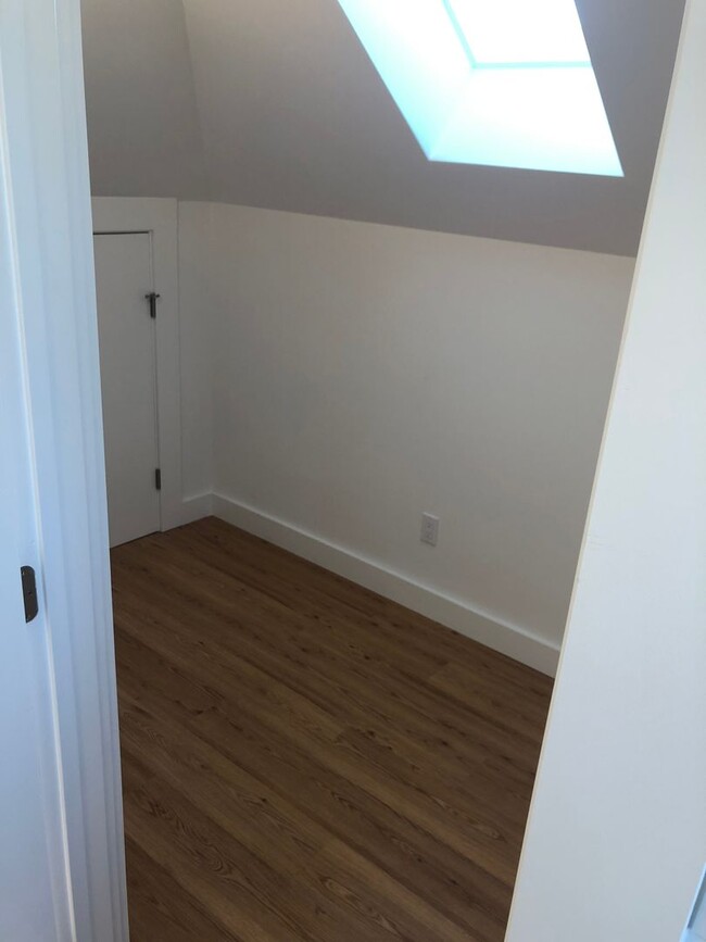 Building Photo - Rare new bi-level apartment near USF/GG Pa...