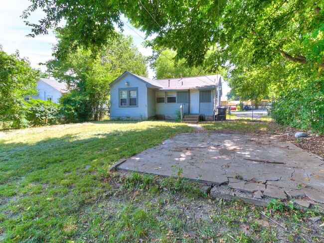 Building Photo - Adorable home in West Tulsa!