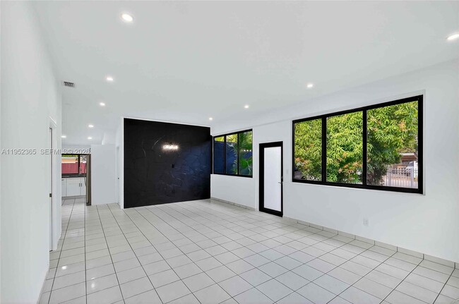 Building Photo - 524 NE 160th Terrace