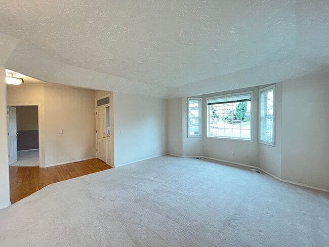 Building Photo - Clackamas Ranch 3 bedroom 2 bathroom - W/D...