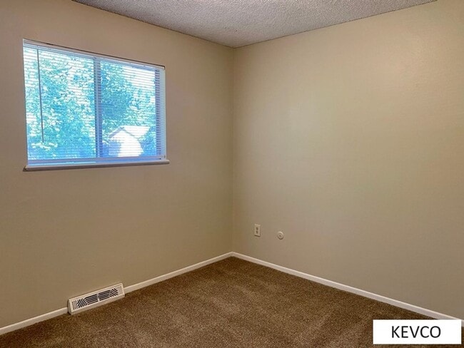 Building Photo - Incredible House and Yard!