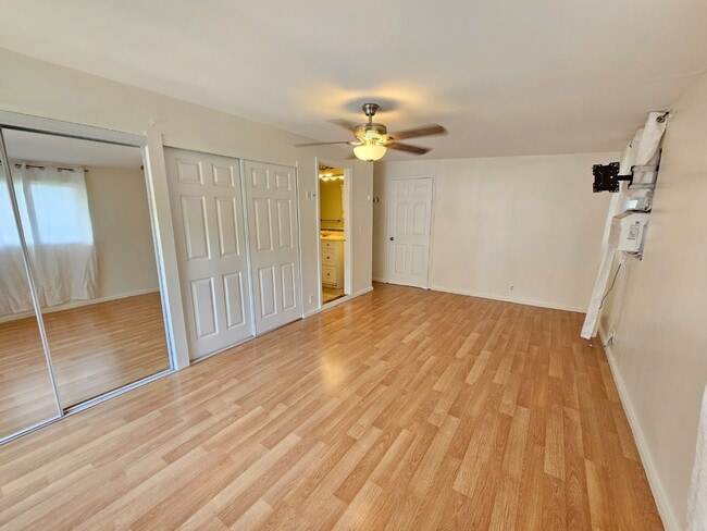 Building Photo - 1 bedroom 1 bath Apartment. NO parking. Upstairs unit.