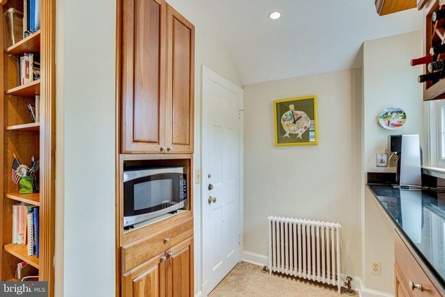 Building Photo - 609 Upland Pl
