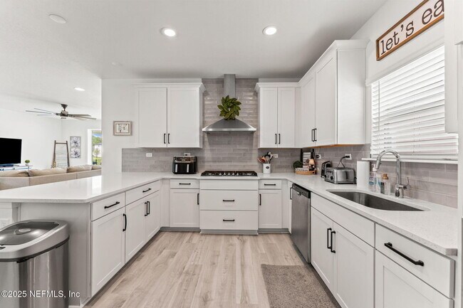 Building Photo - 535 Silver Landing Dr