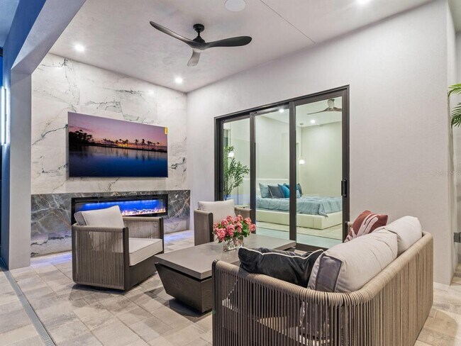 Building Photo - 2467 Hyde Park St