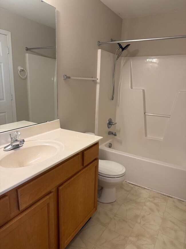 Building Photo - Adorable 2 Bedroom Convenient to Battlegro...