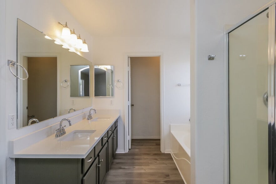 Building Photo - 1942 E Ebony Pl