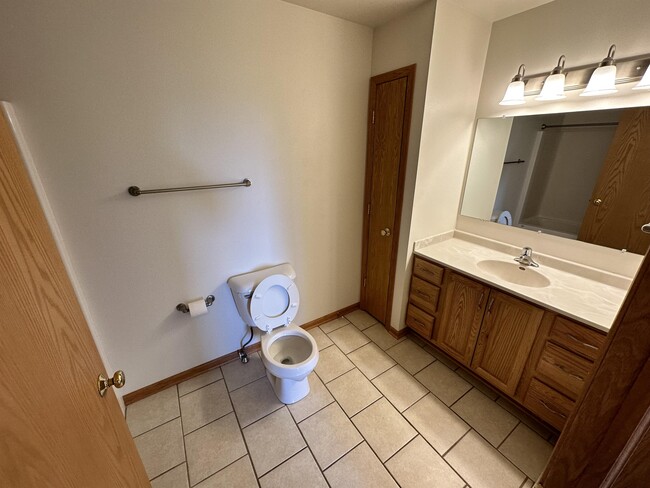 Building Photo - 132 Sater St