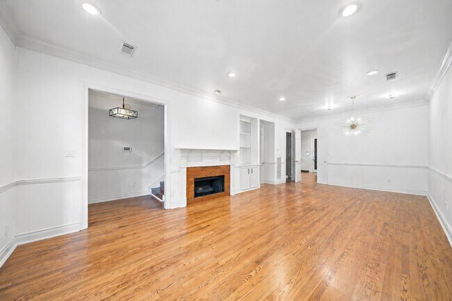 Building Photo - 5136 Chevy Chase Dr