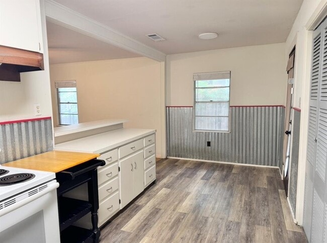 Building Photo - 406 Swanee Dr