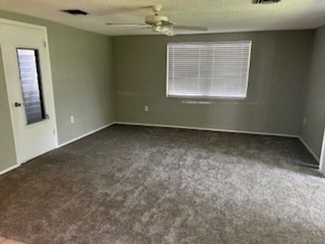 Building Photo - AVAILABLE NOW!!  Well maintained 2/2 in a ...