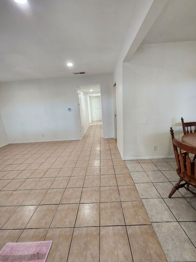 Building Photo - M-Muir Ave (triplex)