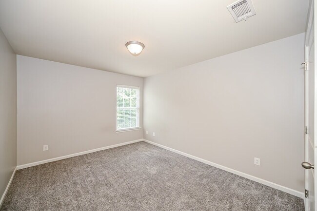 Building Photo - 167 Lyndhurst Dr