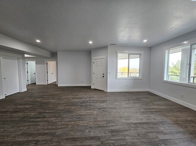 Building Photo - Rambler/Basement with Territorial Views