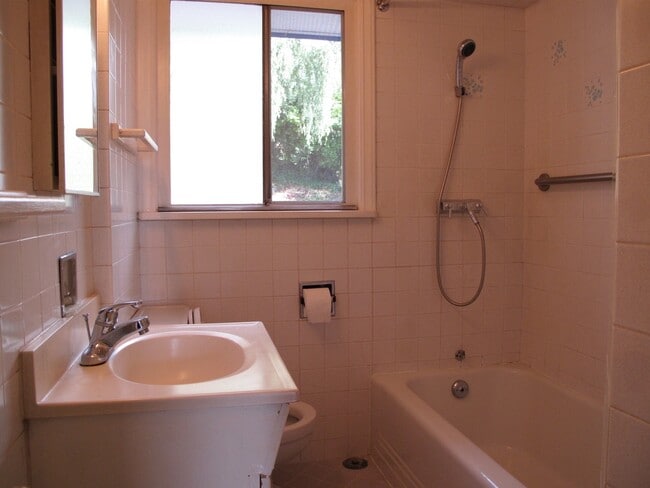 Building Photo - $500 OFF FIRST MONTH'S RENT! Queen Anne Cr...