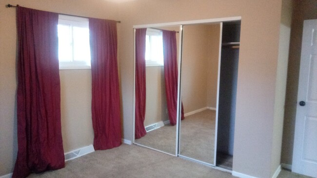 Building Photo - 3BR rancher with appliances and garage. Pr...