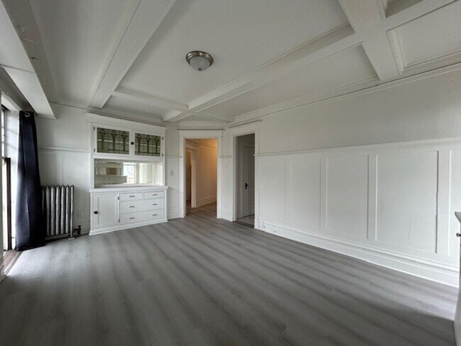 Building Photo - Spacious Remodeled 1 Bedroom conveniently ...