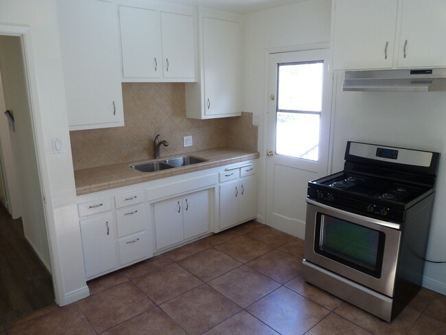 Building Photo - 457 Oak St