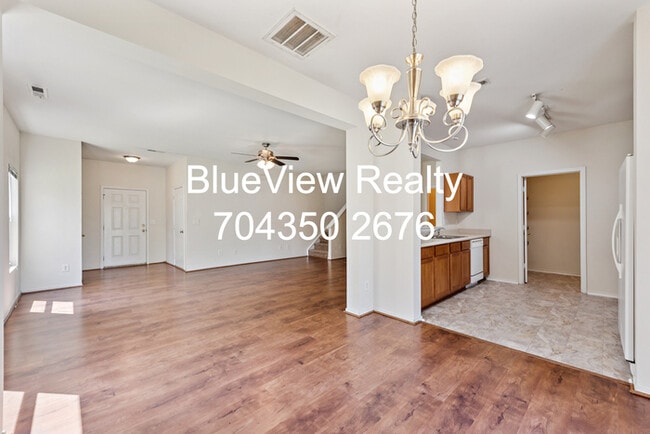 Building Photo - Beutiful 3 bed 2.5 bath with open area