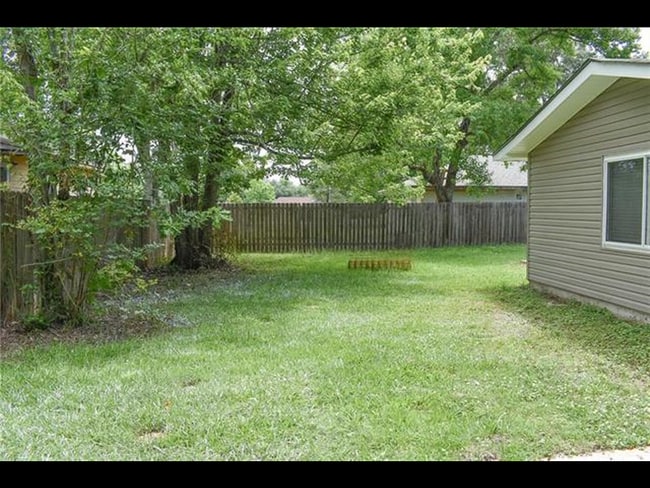 Building Photo - 350 E Pecan St