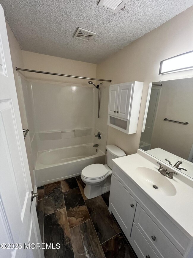 Building Photo - 142 Village Dr