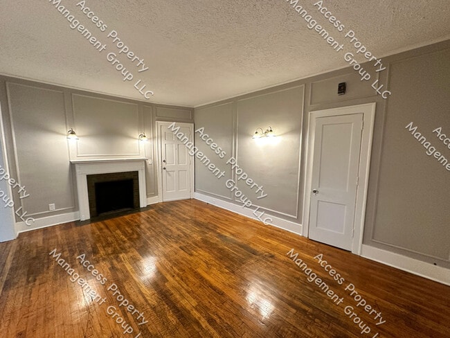 Building Photo - Large Upper 2 Bedroom SE Side Unit