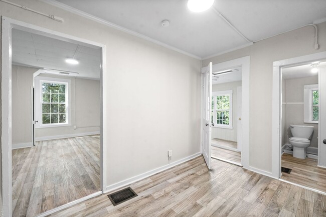 Building Photo - 416 S 2nd St