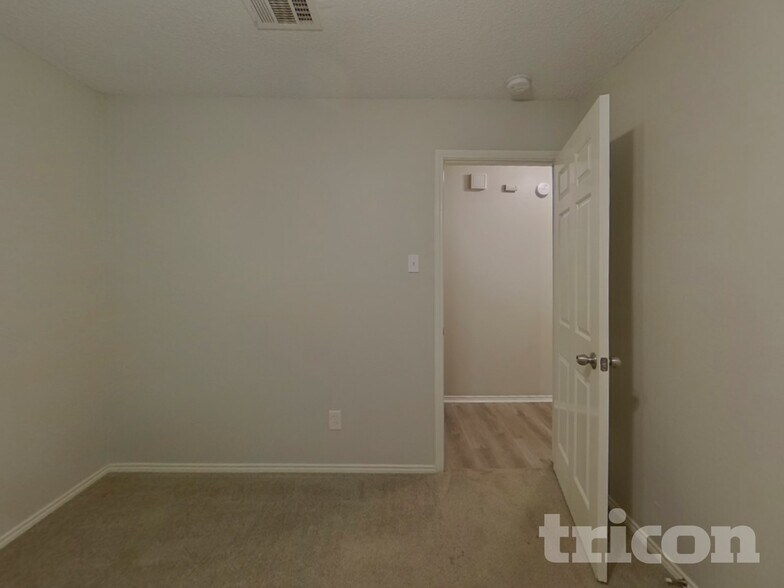 Building Photo - 521 Clover Dr