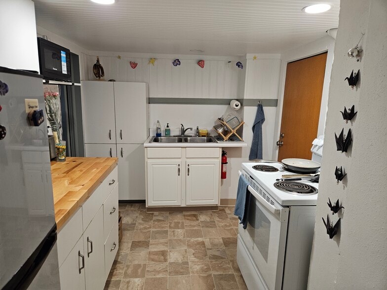 Kitchen, occupied - 338 E Pitkin St