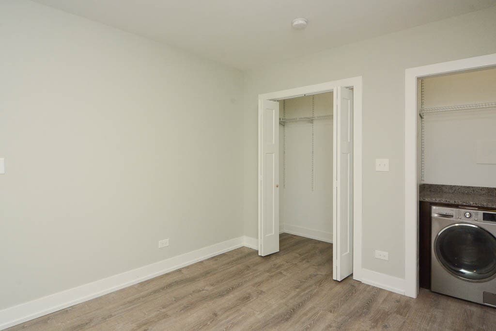 Building Photo - 533 W Belden Ave