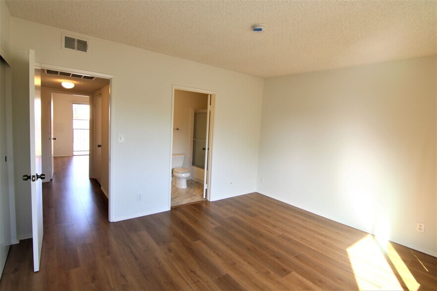 Building Photo - 13552 Burbank Blvd