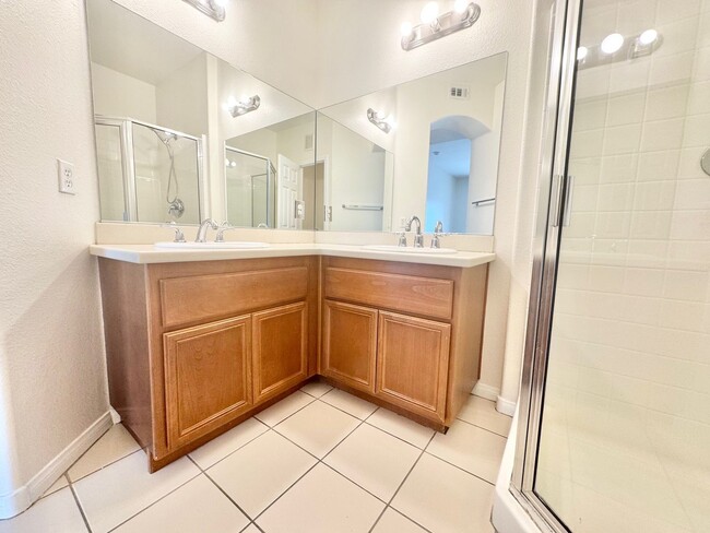 Building Photo - Fully upgraded condo with new flooring, paint, and appliances in Southwest Las Vegas