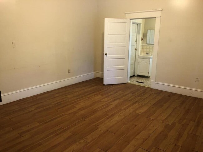 Building Photo - 1109-B Alma St