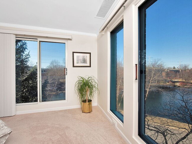 Building Photo - "Charming 2-Bed, 2-Bath Retreat in Northfield's Arbor Lane Oasis!"
