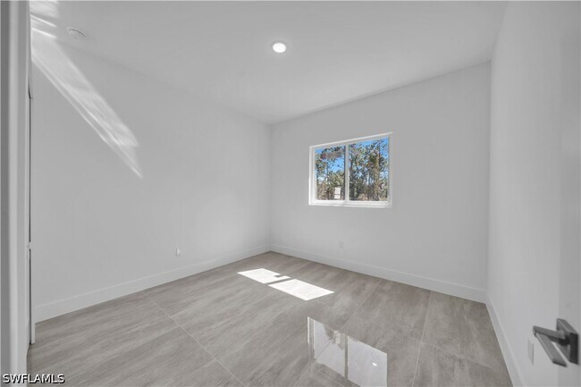 Building Photo - 1142 Dutchess St E